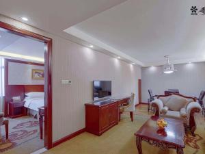 Uma TV ou centro de entretenimento em Vienna Hotel Changsha Mid Furong Road