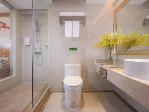 A bathroom at Vienna International Hotel Foshan Beijiao New City Meidi Headquarter