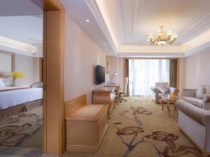 A television and/or entertainment centre at Vienna International Hotel Foshan Beijiao New City Meidi Headquarter