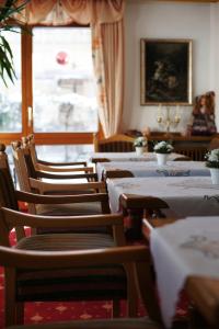 un comedor con mesas y sillas y una ventana en Hotel St. Georg, en Bad Reichenhall