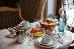 una mesa con un plato de pan y un bol de fruta en Hotel St. Georg, en Bad Reichenhall