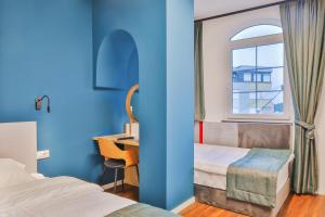 A bed or beds in a room at Benelux Hotel