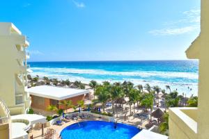 A piscina localizada em Hotel NYX Cancun ou nos arredores