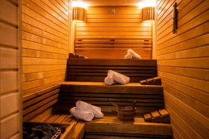 eine Sauna mit weißen Handtüchern in einem Holzzimmer in der Unterkunft Willa Pod Kolejką in Szczawnica