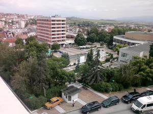 een stad met auto's geparkeerd op een parkeerplaats bij Family Hotel Ambrozia in Sandanski