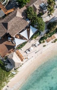 una vista aérea de una playa con sombrillas y el océano en Long Bay Beach Resort, en Tortola Island