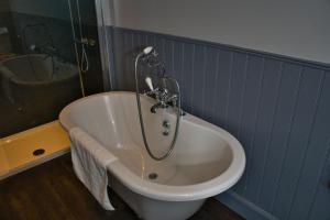 Bathroom sa Glen Clova Hotel & Luxury Lodges