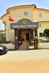 un hotel de cosas de la nedera con un coche aparcado delante en Nora Suit Hotel, en Side