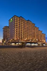 大洋城Holiday Inn & Suites Ocean City, an IHG Hotel的海滩上的一家大酒店