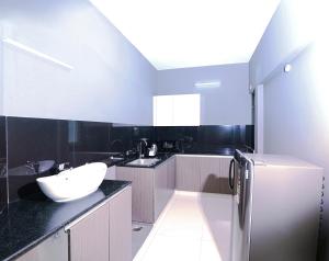 Kitchen o kitchenette sa Transit Suites by GrandWest