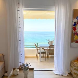 un soggiorno con porta affacciata sull'oceano di Corfu, Glyfada, Sea la vie apartment a Glifada (Glyfada)