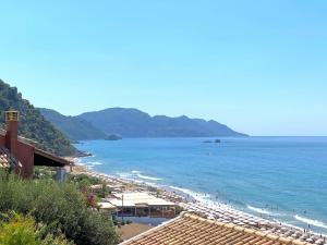 vista su una spiaggia con ombrelloni e sull'oceano di Corfu, Glyfada, Sea la vie apartment a Glifada (Glyfada)