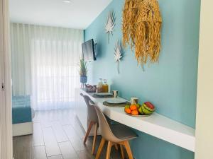 a blue room with a table with fruit on it at Batata - Estúdios in Nazaré