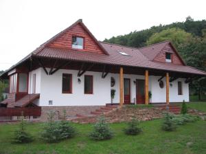 una casa bianca con tetto rosso di Zöldvár villa a Bogács