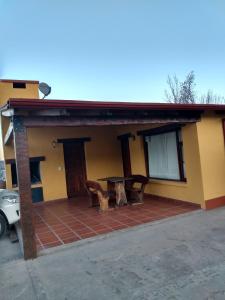 una piccola casa con un patio di fronte di Casa tafi a Tafí del Valle