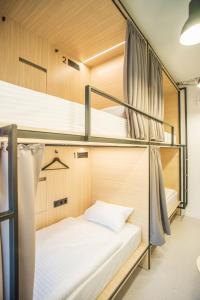 CAPSULE HOTEL & HOSTEL في خاركوف: غرفة مع ثلاثة أسرة بطابقين في غرفة