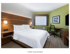 เตียงในห้องที่ Holiday Inn Express & Suites Colorado Springs-Airport, an IHG Hotel