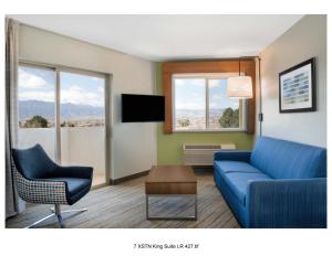 โทรทัศน์และ/หรือระบบความบันเทิงของ Holiday Inn Express & Suites Colorado Springs-Airport, an IHG Hotel