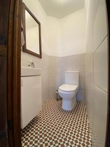 uma casa de banho com um WC e um lavatório em Casa do Sétimo Passo em Marvão