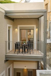 d'un balcon avec une table et des chaises. dans l'établissement Uni Island - City Center Suites, à Héraklion