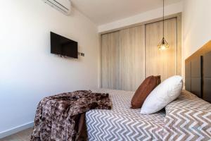 Tempat tidur dalam kamar di Apartamentos Luxury Doña Bella 1d