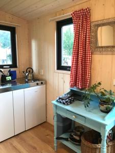 A kitchen or kitchenette at Camping Het Vossenhol