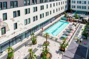 uma vista superior de uma piscina em frente a um edifício em The Social Hub Bologna em Bolonha