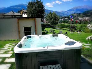 un jacuzzi en el patio de una casa en Hotel Diana Jardin et Spa, en Aosta