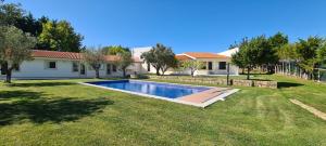 una casa con piscina in un cortile di Villa das Oliveiras a Sintra