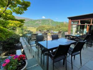 d'une terrasse avec des tables et des chaises et des montagnes en arrière-plan. dans l'établissement The Mary Mount Hotel, à Keswick