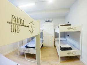 um quarto com 3 beliches e uma escada em Room018BCN em Barcelona