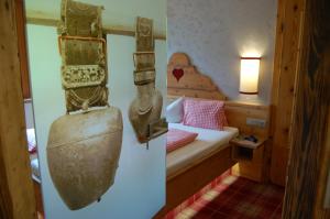 2 fotos de una habitación con cama y una habitación con en Hotel Schweizerhof, en Oberau