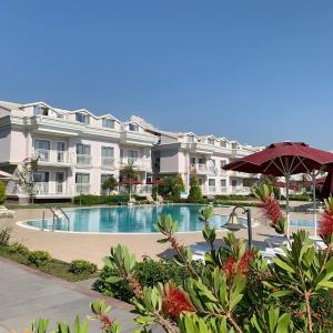 uma imagem de uma piscina num resort em Defne Beach Suites em Fethiye