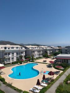 uma imagem de uma piscina num resort em Defne Beach Suites em Fethiye