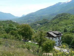 una casa en medio de un valle con montañas en La Via del Sole, en Susa