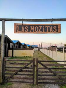 een bord met las kotas op een hek bij Las Mozitas in Barra del Chuy