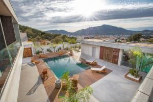 ein Pool auf dem Dach eines Hauses in der Unterkunft VILLA ALBA ROSULA in Ajaccio