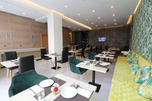 Area tempat duduk di Mid Town Hotel Casablanca