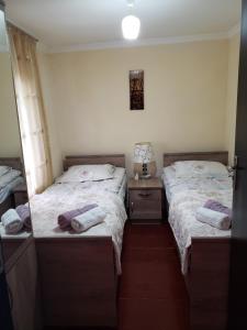 Tempat tidur dalam kamar di Guest House Nanu