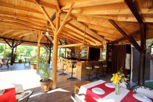 een groot houten paviljoen met een tafel en een keuken bij Nerissa Hotel in Cıralı