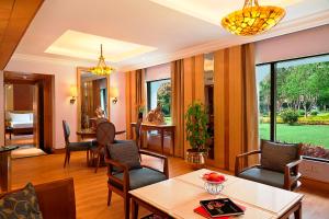 uma sala de estar com mesa e cadeiras em Trident Bhubaneswar em Bhubaneshwar