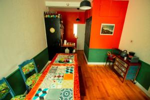 Giường trong phòng chung tại Easkey Hostel