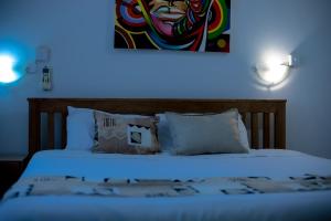 uma cama num quarto com uma luz azul em The Ad Lib Executive lodge em Lilongwe