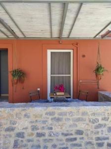 Cette chambre dispose d'une table et d'une fenêtre ornée de plantes. dans l'établissement Bello Horizonte, à Gythio