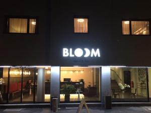 un negozio di fronte a un edificio con un cartello sopra di BLOOM Boutique Hotel & Lounge Basel a Basilea