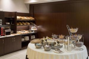 un tavolo in cucina con buffet di cibi di Hotel & Spa Villa Olimpica Suites a Barcellona