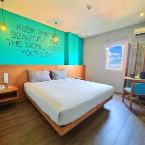 Radja Art and Boutique Hotel Simpang Lima में एक कमरे में एक या कई बेड