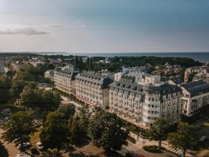 eine Luftansicht einer Stadt mit Gebäuden in der Unterkunft Hotel & Spa Trzy Wyspy in Świnoujście