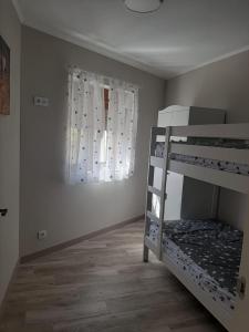 Rúm í herbergi á Apartamentos San Juan