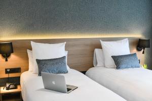 Ліжко або ліжка в номері Best Western Plus Le Havre Centre Gare